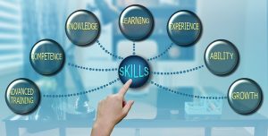 「SKILLS」と書かれたアイコンを指す指