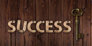 「SUCCESS」のロゴと古びた鍵
