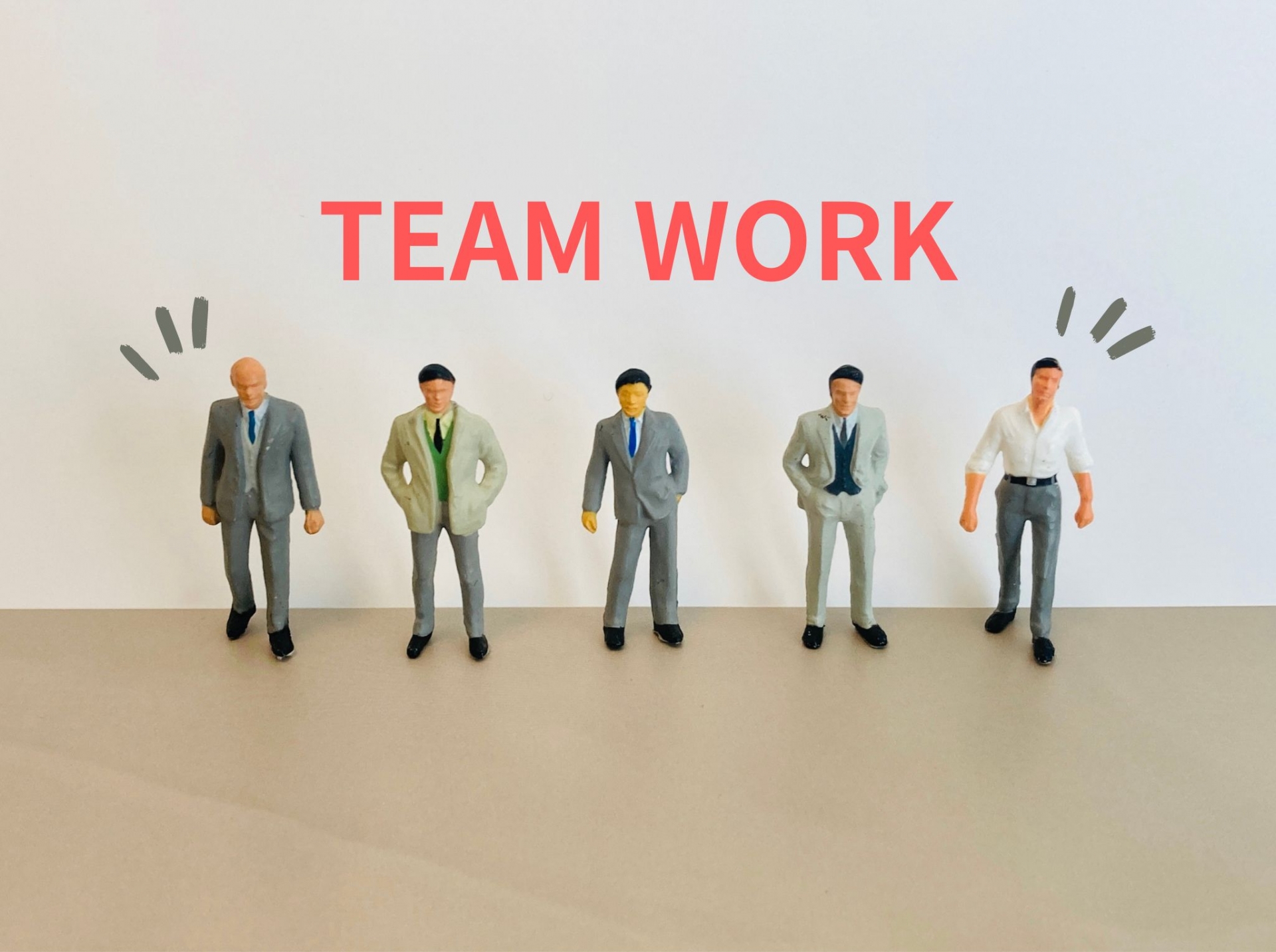 TEAM WORKの文字とビジネスパーソン人形