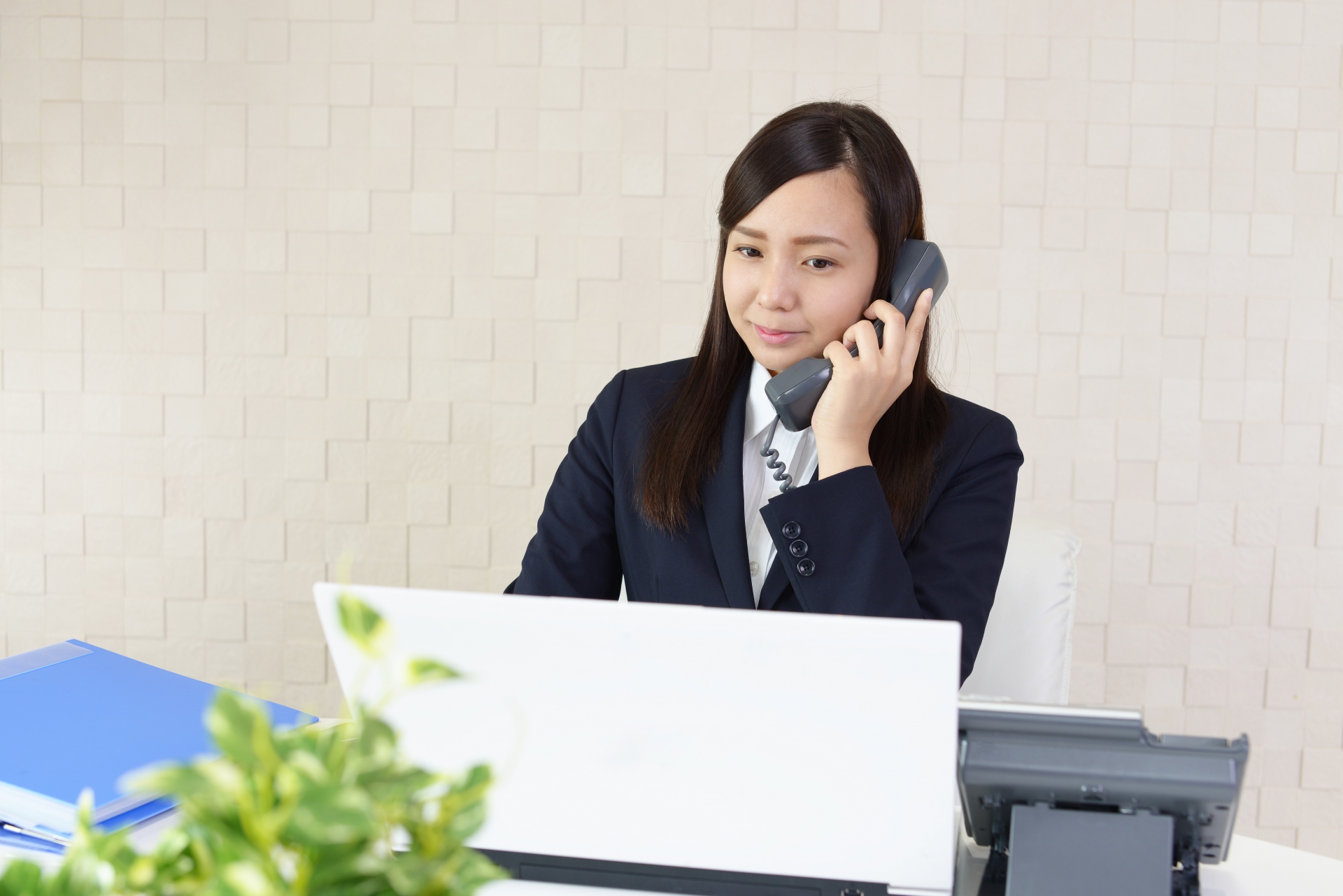 電話中の女性ビジネスパーソン