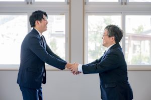 握手するビジネスパーソン