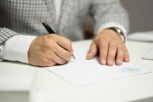 紙に書き込んでいる最中の人