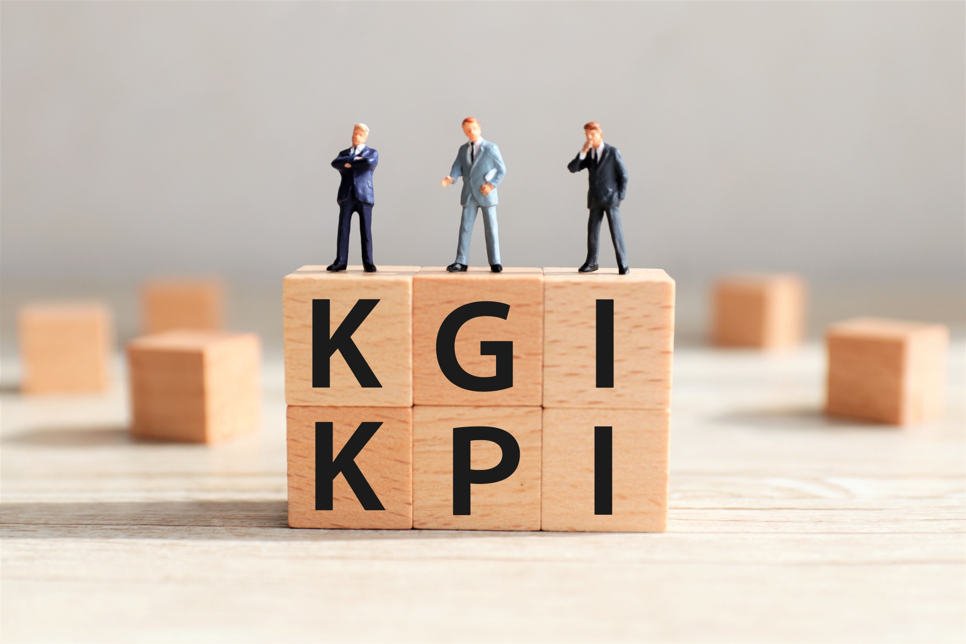 「KGI」「KPI」と印字された木のブロックと、その上に立つ3体の人形