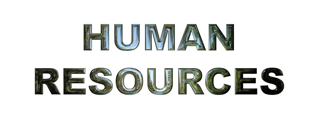 メタリックな「HUMAN RESOURCES」のロゴ