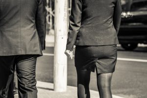 スーツの男女