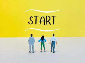 「START」の前に並ぶ男女