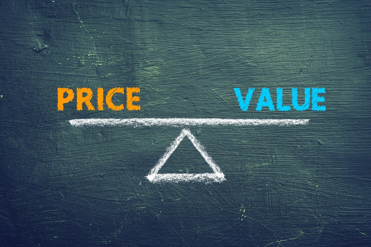 「PRICE」と「VALUE」を比べる計量器