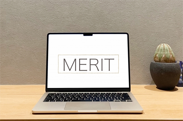 ノートパソコンに「MERIT」の文字