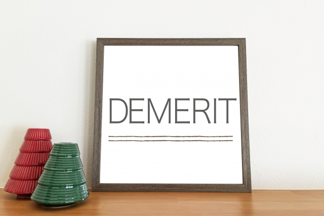 机の上の額縁に「DEMERIT」の文字