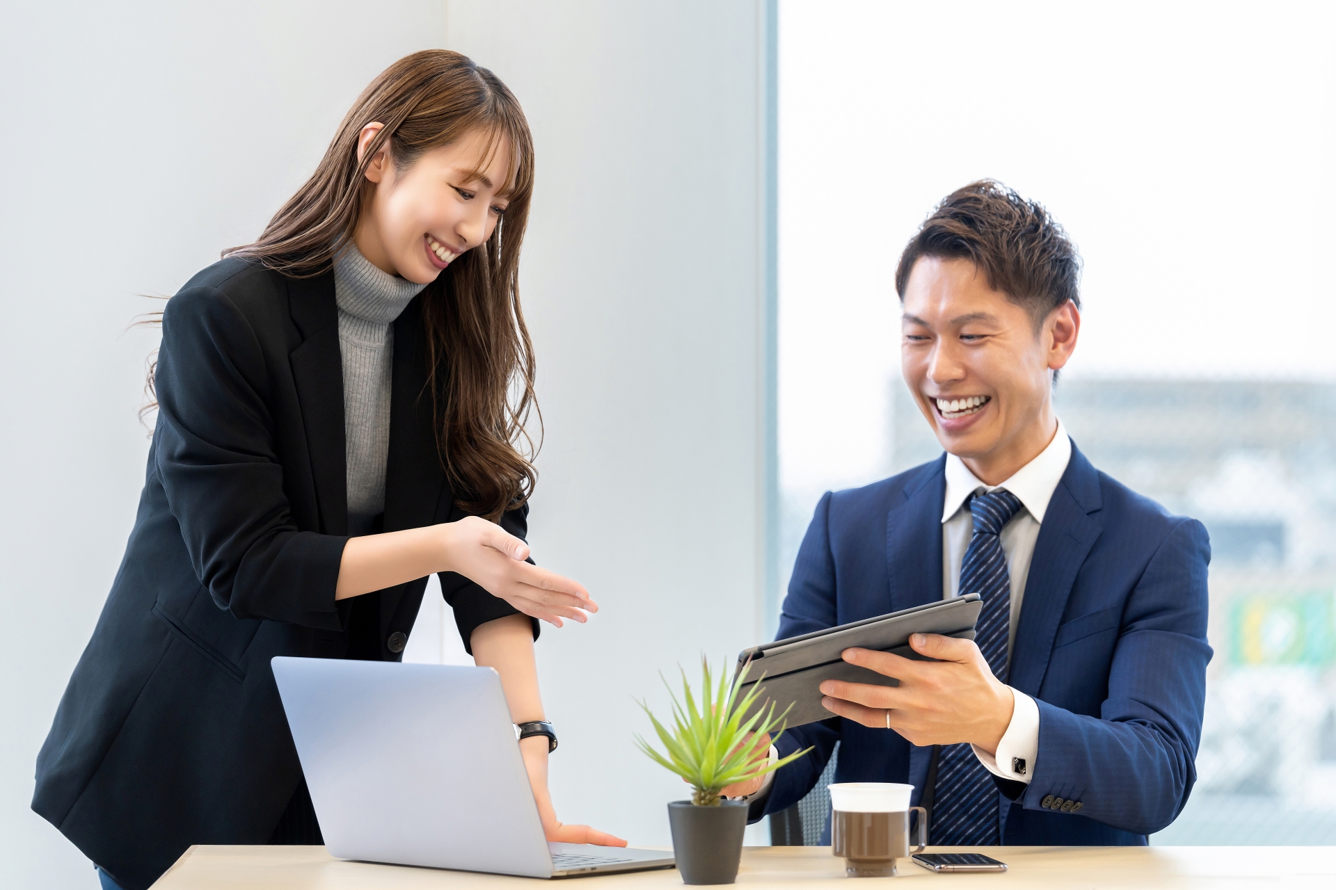 笑顔の男女ビジネスパーソン