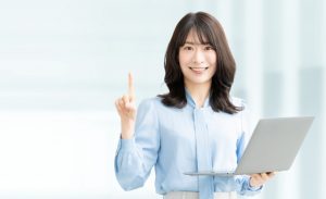 人差し指を立てる女性