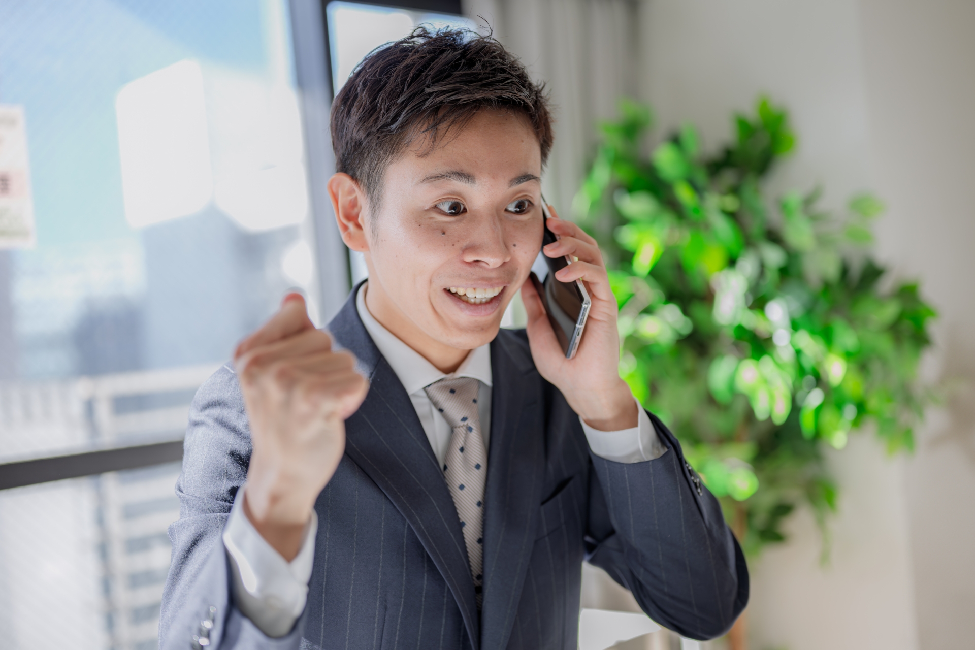 スマホでリードナーチャリング中の営業マン