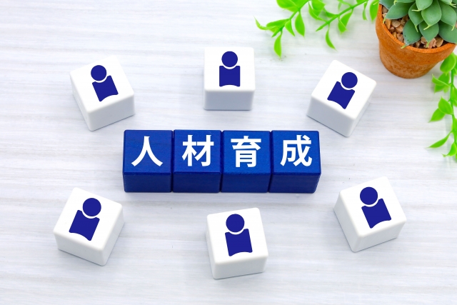 人材育成の文字と人物が描かれたブロック