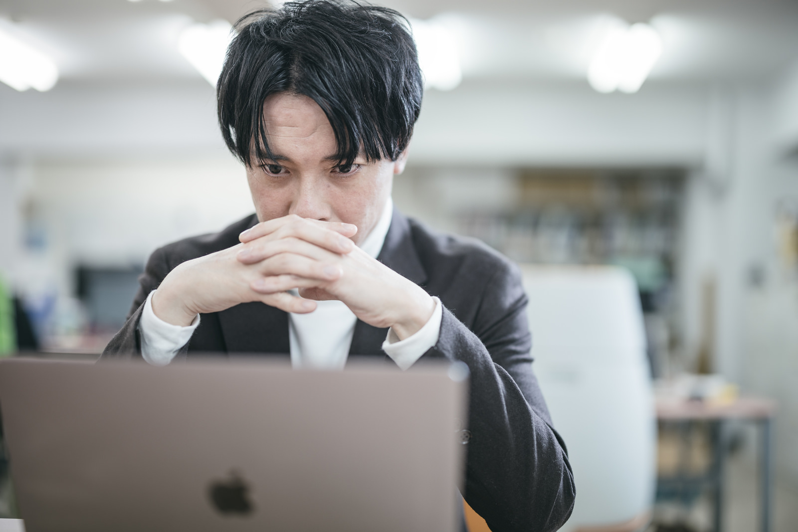 営業方針に悩んでいるマネージャー