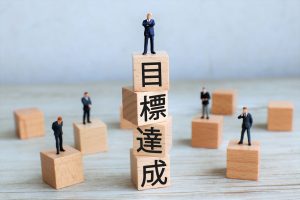 ビジネスパーソンと「目標達成」の文字