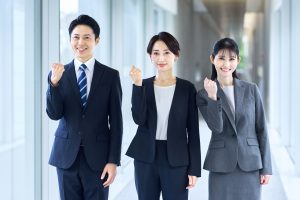 ガッツポーズをとるビジネスパーソン