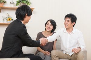 顧客と握手をする営業マン
