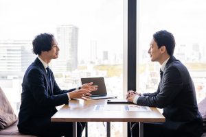 向かい合って商談をするビジネスマン