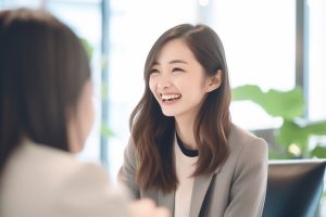 笑顔で商談を行うビジネスウーマン