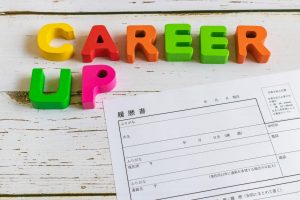履歴書と「CAREER UP」の文字