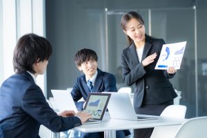 図表を見ながら打合せを行うビジネスパーソン