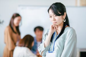 考え事をするビジネスウーマン