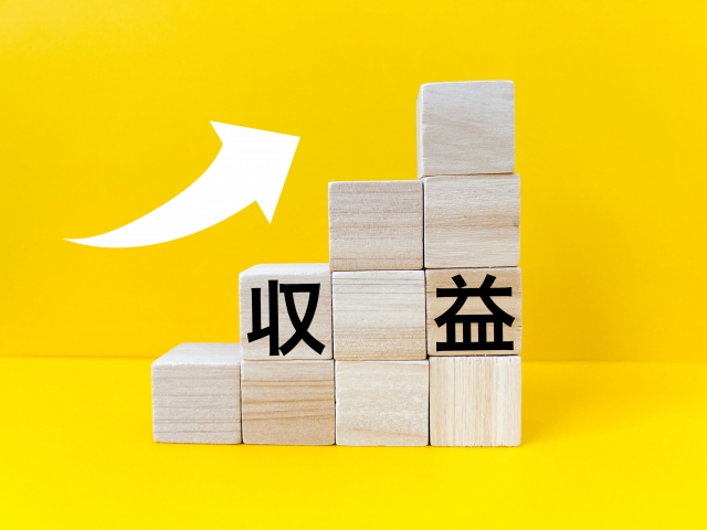 収益と書かれた積木