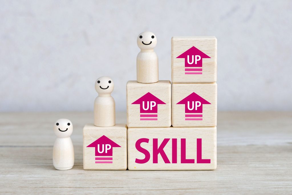 SKILLや↑が書かれたキューブと人形