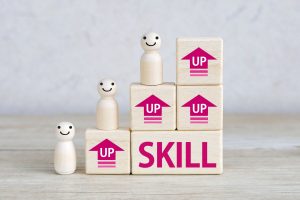 SKILLや↑が書かれたキューブと人形