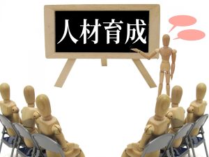人材育成の看板と研修中の人形