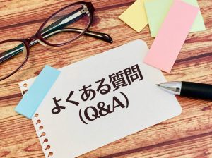 よくある質問（Q&A）と書かれた紙