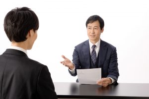 書類片手に質問する面接担当者