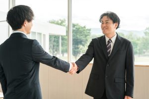 握手するビジネスパーソン